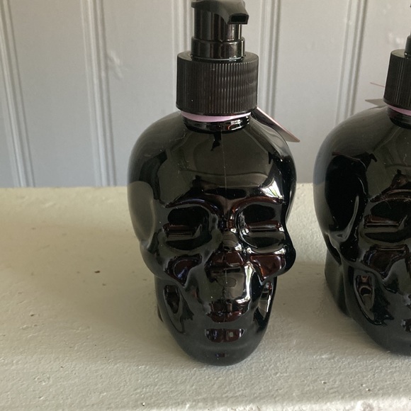 LAST- NWT Pomegranate Vanilla Scented -2 Black Skull 💀 Hand Soap Pump Set - Picture 3 of 17